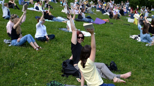 Big Book Festiwal 2016 - próba pobicia rekordu świata w jednoczesnym czytaniu pod gołym niebem. Fot. PAP/J. Turczyk