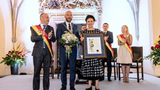Poseł PO Jarosław Charłampowicz (L), prezydent Wrocławia Jacek Sutryk (2L) oraz pisarka Olga Tokarczuk (3L) podczas uroczystej sesji Rady Miejskiej Wrocławia, na której Olga Tokarczuk otrzymała tytuł Honorowego Obywatela Wrocławia. Fot. PAP/M. Kulczyński
