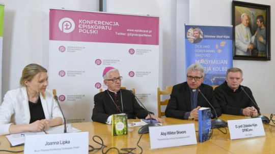 Przedstawicielka biura prasowego konferencji Episkopatu Polski Joanna Lipka (L), ojciec prof. Zdzisław Kijas (2P), przewodniczący Komisji Duszpasterstwa KEP, metropolita katowicki abp. Wiktor Skworc (2L) oraz prezes Wydawnictwa Bratni Zew o. Andrzej Zając (P) podczas konferencji prasowej na której zaprezentowano książkę o. prof. Zdzisława Kijasa „Życie jako dojrzewanie świętości”. Fot. PAP/M. Obara