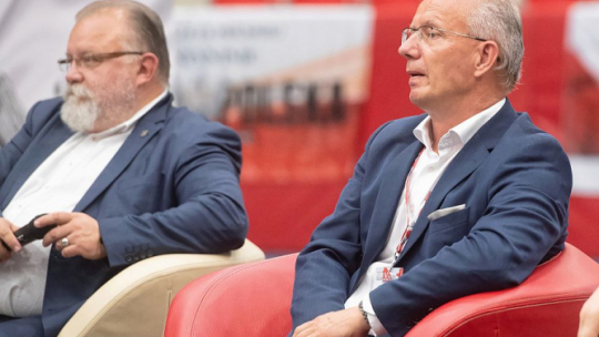 Wiceprezes IPN Krzysztof Szwagrzyk (P), dyrektor Muzeum Żołnierzy Wyklętych Jacek Pawłowicz podczas XIV Zjazdu Klubów Gazety Polskiej w Spale. Fot. PAP/G. Michałowski