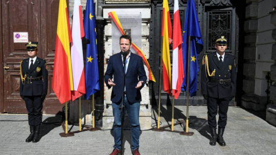 Warszawa, 03.06.2019. Prezydent stolicy Rafał Trzaskowski podczas odsłonięcia tablicy w Warszawie na budynku, w którym od kwietnia 1989 r. mieściła się siedziba Komitetu Obywatelskiego "Solidarność". PAP/R. Pietruszka