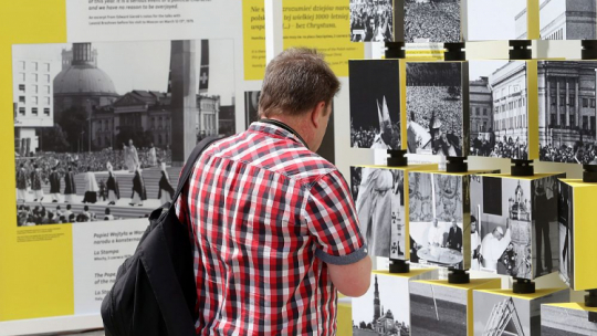 Wystawa: „+Wstańcie, chodźmy…”. Pierwsza pielgrzymka Jana Pawła II do Polski. na Wałach Jasnej Góry. Fot. PAP/W. Deska