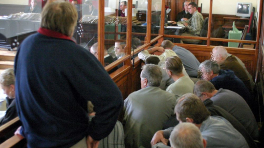 Katowice, 21.09.2004r. Oskarżeni milicjanci przed Sądem Okręgowym. Fot. PAP/W. Łysko