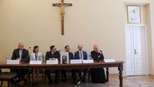Warszawa, 03.06.2019. Kard. Kazimierz Nycz, senator Jan Żaryn, wiceprezes IPN Mateusz Szpytma oraz współautorzy publikacji Beata Mackiewicz, ks. Dominik Zamiatała i Rafał Łatka podczas prezentacji albumu pt. "Kardynał Stefan Wyszyński 1901-1981" w Domu Arcybiskupów Warszawskich.  PAP/T. Gzell