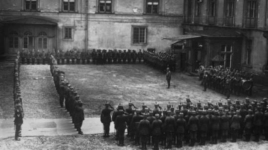 Warszawa 1915. I wojna światowa, po wkroczeniu armii Cesarstwa Niemieckiego (5 sierpnia 1915). Zamek Królewski był siedzibą Generalnego Gubernatorstwa Warszawskiego. Na zdjęciu: Generalny Gubernator okupowanej przez wojska niemieckie części Królestwa Polskiego generał Hans Hartwig von Beseler (C) podczas apelu na dziedzińcu Zamku. Fot. PAP/Archiwum Marian Leśniewski
