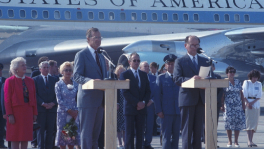 Gdańsk 11.07.1989. Wizyta prezydenta Stanów Zjednoczonych Ameryki George'a Busha w Polsce (9-11.07.1989). Pożegnanie na lotnisku Rębiechowo. Nz. przy pulpitach: George Bush (L) i przewodniczący Rady Państwa Wojciech Jaruzelski. W drugim rzędzie od lewej: żona prezydenta USA Barbara Bush, żona Wojciecha Jaruzelskiego Barbara, z MSZ Janusz Świtkowski. Fot.PAP/I. Sobieszczuk