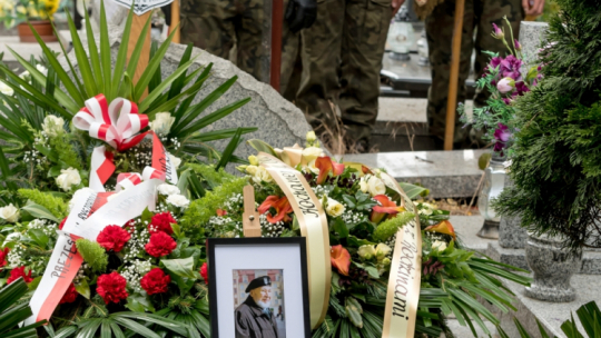  Wrocław, 10.07.2019. Na cmentarzu przy ulicy Bujwida we Wrocławiu, 10 bm. pochowano prochy Ryszarda Filipowicza ps. Gryf, honorowego prezesa Okręgu Dolnośląskiego Światowego Związku Żołnierzy Armii Krajowej. Gryf w wieku 14 lat rozpoczął służbę w patrolu dywersyjnym Kedywu Bazy „Miód”. W 1944 roku wziął udział w Operacji Ostra Brama. Fot. PAP/M. Kulczyński