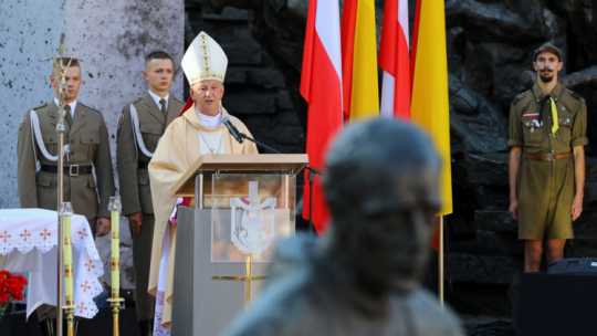 Warszawa, 31.07.2019. Uroczysta polowa msza św. pod przewodnictwem biskupa polowego Wojska Polskiego Józefa Guzdka (C), 31 bm. przed pomnikiem Powstania Warszawskiego na pl. Krasińskich w stolicy, w przeddzień 75. rocznicy wybuchu powstania warszawskiego. Fot. PAP/R. Guz