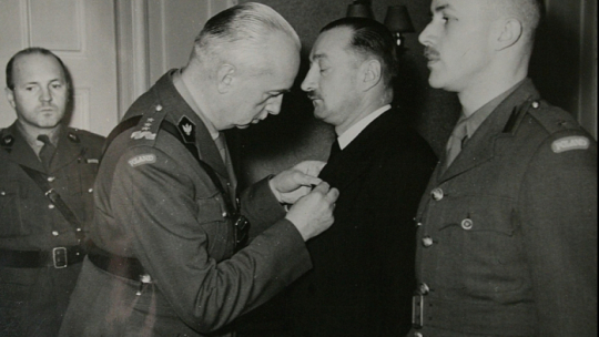 1944 r. Jan Nowak-Jeziorański (P) chwilę przed otrzymaniem z rąk gen. Kazimierza Sosnkowskiego Orderu Virtuti Militari. Prywatne archiwum Jana Nowaka-Jeziorańskiego. Dokładna data i miejsce nieustalone. Fot. PAP/P. Kula (reprodukcja)