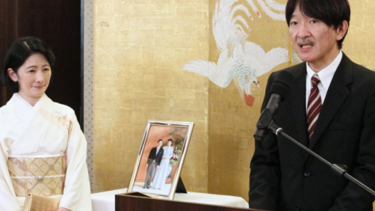 Warszawa, 01.07.2019. Książę Akishino (P) z księżną Kiko (L) podczas przyjęcia z okazji wizyty japońskiej pary książęcej w Polsce, 1 bm. w rezydencji amabasadora Japonii w Warszawie. Kilkudniowa wizyta członków japońskiej rodziny cesarskiej w Polsce, w czasie której odwiedzili Warszawę, Kraków i Łowicz, związana była z jubileuszem 100-lecia nawiązania stosunków dyplomatycznych między Polską a Krajem Kwitnącej Wiśni. Fot. PAP/P. Supernak