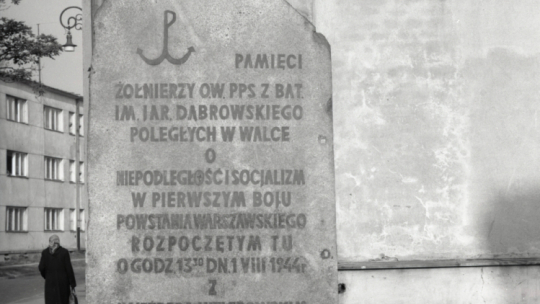 Warszawa 02.11.1970. Tablica upamiętniająca poległych w dniu 1 sierpnia 1944 r. żołnierzy IV Batalionu Oddziałów Wojskowych Pogotowia Powstańczego Socjalistów (OW PPS) im. Jarosława Dąbrowskiego; Żoliborz, ul. Adama Próchnika. Fot. PAP/R. Rzepecki