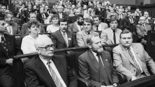 Warszawa, 1989-07-04. Inauguracyjne posiedzenie Sejmu X kadencji, wybranego w częściowo wolnych wyborach. Od prawej: Lech Wałęsa, Bronisław Geremek i Zenon Komender; w drugim rzędzie Waldemar Pawlak (2P). Fot. PAP/CAF/M. Szyperko