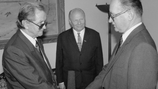 Warszawa, 1989-07-19. Marszałkowie: Sejmu – Mikołaj Kozakiewicz (L) i Senatu – Andrzej Stelmachowski (C) przybyli zawiadomić Wojciecha Jaruzelskiego (P) o wyborze na prezydenta. Fot. PAP/CAF/M. Langda