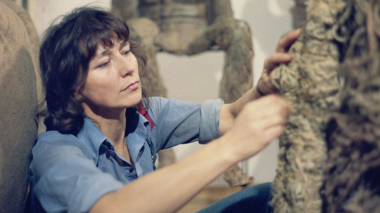 Magdalena Abakanowicz wśród swoich rzeźb z tkanin - abakanów. Warszawa, 1975 r. Fot. PAP/PAI//J. Michlewski