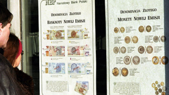 Denominacja złotego: nowe banknoty i monety na plakatach. 03.01.1995. Fot. PAP/A. Rybczyński