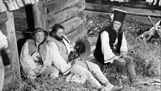 Plan filmowy serialu „Janosik” - od lewej aktorzy: Witold Pyrkosz (Jędruś Pyzdra), Bogusz Bilewski (Waluś Kwiczoł) i Marek Perepeczko, odtwórca tytułowej roli. Fot. PAP/CAF/M. Sochor