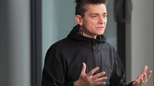 Warszawa, 13.03.2019. Reżyser Grzegorz Jarzyna podczas pokazu dla mediów spektaklu "Inni ludzie" Doroty Masłowskiej na scenie ATM Studio w TR Warszawa.  PAP/P. Nowak