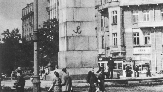 Warszawa, 06.1944 r. Kotwica, znak Polski Walczącej, na cokole pomnika Lotnika na pl. Unii Lubelskiej w Warszawie. Namalował ją Jan Bytnar ps. Rudy.  Fot. PAP/CAF/S. Bałuk