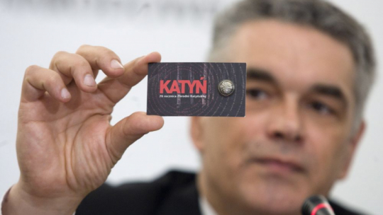 Warszawa, 06.04.2010. Prezes Instytutu Pamięci Narodowej Janusz Kurtyka podczas konferencji prasowej poświęconej działaniom IPN w związku z 70. rocznicą Zbrodni Katyńskiej. Fot. PAP/P. Kula