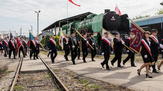 Poczty sztandarowe podczas obchodów 39. rocznicy Lubelskiego Lipca na dworcu PKP w Lublinie. Fot. PAP/W. Jargiło