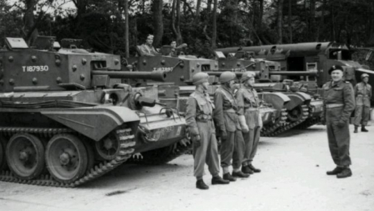 1 DYWIZJA PANCERNA. Z PRAWEJ GEN. S. MACZEK. WIDOCZNE CZOŁGI CROMWELL VII. LIPIEC 1944. FOT. N