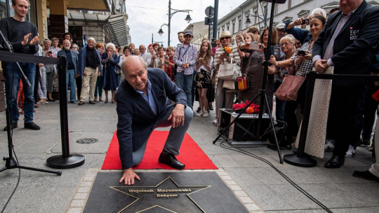 Wojciech Marczewski (C) podczas odsłonięcia swojej gwiazdy w łódzkiej Alei Sław. Fot. PAP/G. Michałowski