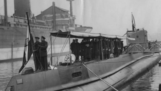 Wciąganie bandery po wodowaniu okrętu podwodnego ORP Orzeł w stoczni Vlissingen. Źródło: NAC