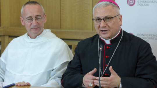 Sekretarz Generalny Konferencji Episkopatu Polski bp Artur Miziński (P) oraz kierownik 308. Warszawskiej Pielgrzymki Pieszej o. Marek Tomczyk (L) podczas konferencji prasowej na temat ruchu pielgrzymkowego #PolskaPielgrzymuje. Fot. PAP/T. Gzell