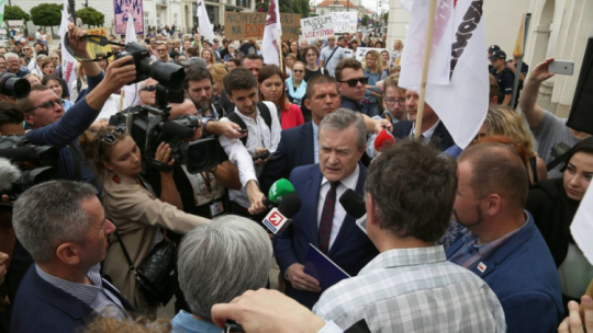Wicepremier, minister kultury i dziedzictwa narodowego prof. Piotr Gliński (C) wyszedł do protestujących związkowców Pracowników Muzeów NSZZ "Solidarność" Regionu Mazowsze przed bramą siedziby resortu. Fot. PAP/W. Olkuśnik