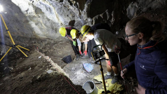 Prace archeologiczne w Jaskini nad Huczawą w Tatrach. Fot. PAP/G. Momot