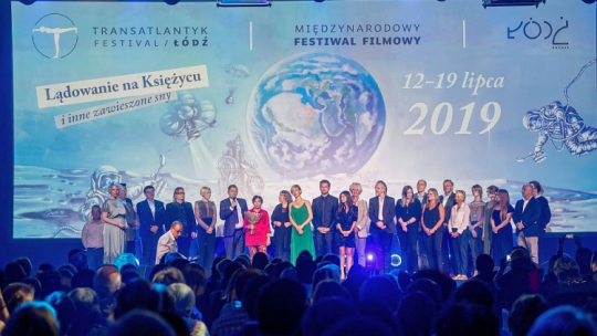 Twórcy i aktorzy filmu „Znajdę Cię” w reż. Marthy Coolidge podczas gali otwarcia Festiwalu Transatlantyk w Łodzi. Fot. PAP/G. Michałowski