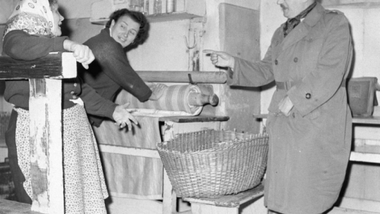 Warszawa, 1959 r. Stefan Wiechecki - "Wiech", niezwykle popularny piewca warszawskiego folkloru, natchnienia szukał czasem w maglu. PAP/CAF