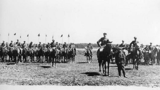 Oddział rozpoznawczy Komendanta Okręgu AK Wilno, kilka dni przed wyruszeniem do walki o Wilno.06.1944. Fot. Archiwum IPN