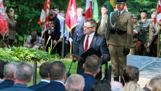 Uroczystości w 75. rocznicę operacji „Ostra Brama”: marszałek Sejmu Marek Kuchciński (C) podczas obchodów przy pomniku żołnierzy Armii Krajowej w Wilnie. 06.07.2019. Fot. PAP/A. Lange