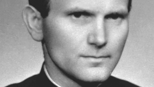 Ks. Karol Wojtyła jako wikary w parafii Niegowić k. Krakowa. Fot. PAP-reprodukcja 