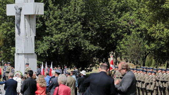 Centralne obchody Narodowego Dnia Pamięci Ofiar Ludobójstwa dokonanego przez ukraińskich nacjonalistów na obywatelach II RP przed pomnikiem Ofiar Ludobójstwa w Warszawie. 11.07.2019. Fot. PAP/J. Kamiński