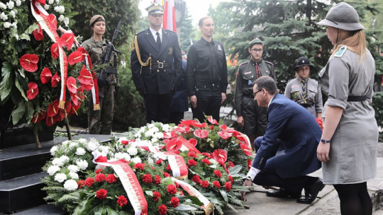 Premier Mateusz Morawiecki (2P) podczas uroczystości przed pomnikiem Gloria Victis na Wojskowych Powązkach w Warszawie. 01.08.2019. Fot. PAP/T. Gzell