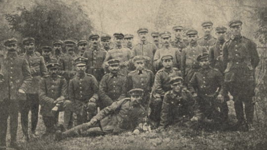 Kompania powstańców śląskich w Bobrku pod dowództwem Jana Trzęsioka. Źródło: Wikimedia Commons