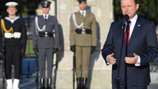 Warszawa, 15.08.2019. Minister obrony narodowej Mariusz Błaszczak przemawia podczas uroczystej zmiany posterunku honorowego przed Grobem Nieznanego Żołnierza z okazji Święta Wojska Polskiego, 15 bm. na pl. Piłsudskiego w Warszawie. Fot. PAP/R. Pietruszka