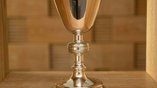 Kielich komunijny z XIX wieku z kościoła ewangelickiego w Dźwierzutach. Fot. PAP/DPA