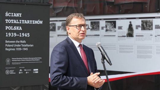 Prezes IPN Jarosław Szarek podczas otwarcia wystawy plenerowej „Ściany Totalitaryzmów. Polska 1939-1945” na pl. Piłsudskiego w Warszawie. Fot. PAP/P. Supernak