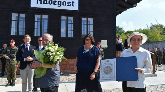 Ambasador Izraela w Polsce Anna Azari (C) wręczyła medal Sprawiedliwy wśród Narodów Świata wnukom rodziny Tomaszewiczów, Annie (P) i Lucjanowi (C-L) Szusterom, podczas głównych uroczystości w 75. rocznicę likwidacji Litzmannstadt Getto na terenie Memoriału Radegast. Fot. PAP/G. Michałowski