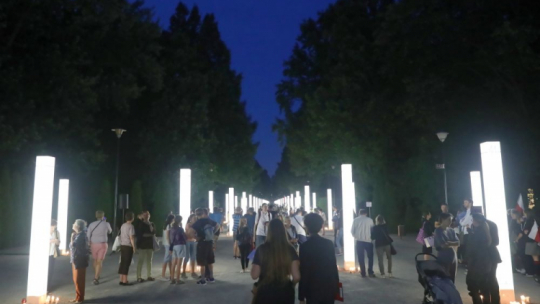 Mieszkańcy Warszawy przeszli w Marszu Pamięci na cmentarz Powstania Warszawskiego, by upamiętnić cywilne ofiary powstania. Fot. PAP/T. Gzell