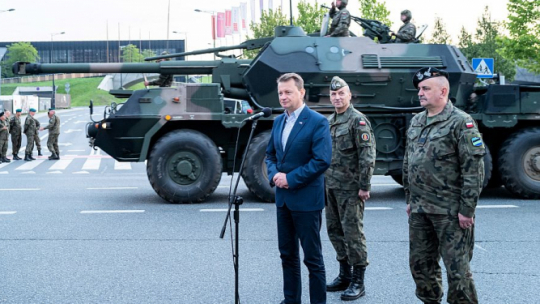 Minister obrony narodowej Mariusz Błaszczak (L), dowódca Generalny Rodzajów Sił Zbrojnych gen. broni Jarosław Mika (P) oraz Dowódca Garnizonu Warszawa gen. bryg. Robert Głąb (C) podczas przygotowań do defilady „Wierni Polsce” w Katowicach. Fot. PAP/A. Grygiel