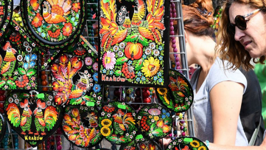 43. Międzynarodowe Targi Sztuki Ludowej na Rynku Głównym w Krakowie. Fot. PAP/J. Bednarczyk 