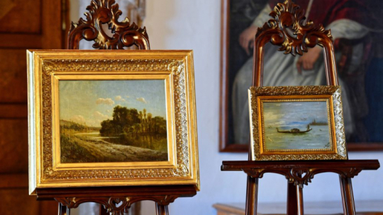 „Pejzaż z rzeką” (L) Józefa Szermentowskiego i „Wenecja” (P) Henryka Sienkiewicza zaprezentowane podczas konferencji prasowej w Muzeum Narodowym w Kielcach. Fot. PAP/P. Polak