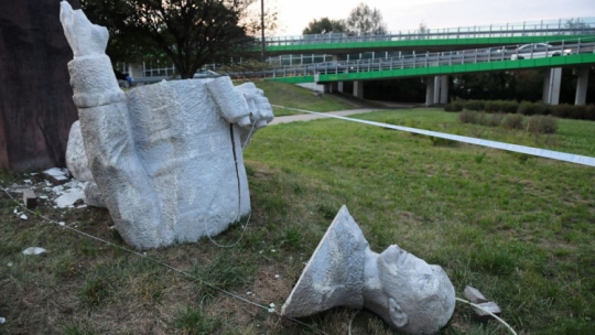 Warszawa, 04.08.2019. Przewrócony pomnik gen. Zygmunta Berlinga, w okolicach mostu Łazienkowskiego. Fot. PAP/R. Pietruszka
