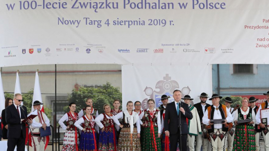 Prezydent Andrzej Duda (C) podczas uroczystości z okazji 100. rocznicy powstania Związku Podhalan w Polsce. Fot. PAP/G. Momot