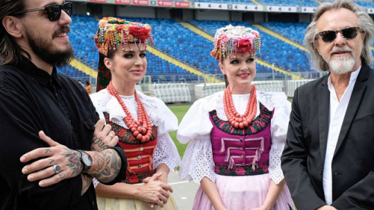 Kompozytor Jan A.P. Kaczmarek (P) i raper Miuosh (L) podczas briefingu nt. widowiska „Rapsodia Śląska” na Stadionie Śląskim w Chorzowie. Fot. PAP/A. Grygiel