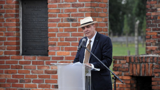 Brzezinka, 02.08.2019. Romani Rose przemawia podczas obchodów Europejskiego Dnia Pamięci o Holokauście Romów. Fot. PAP/J. Bednarczyk
